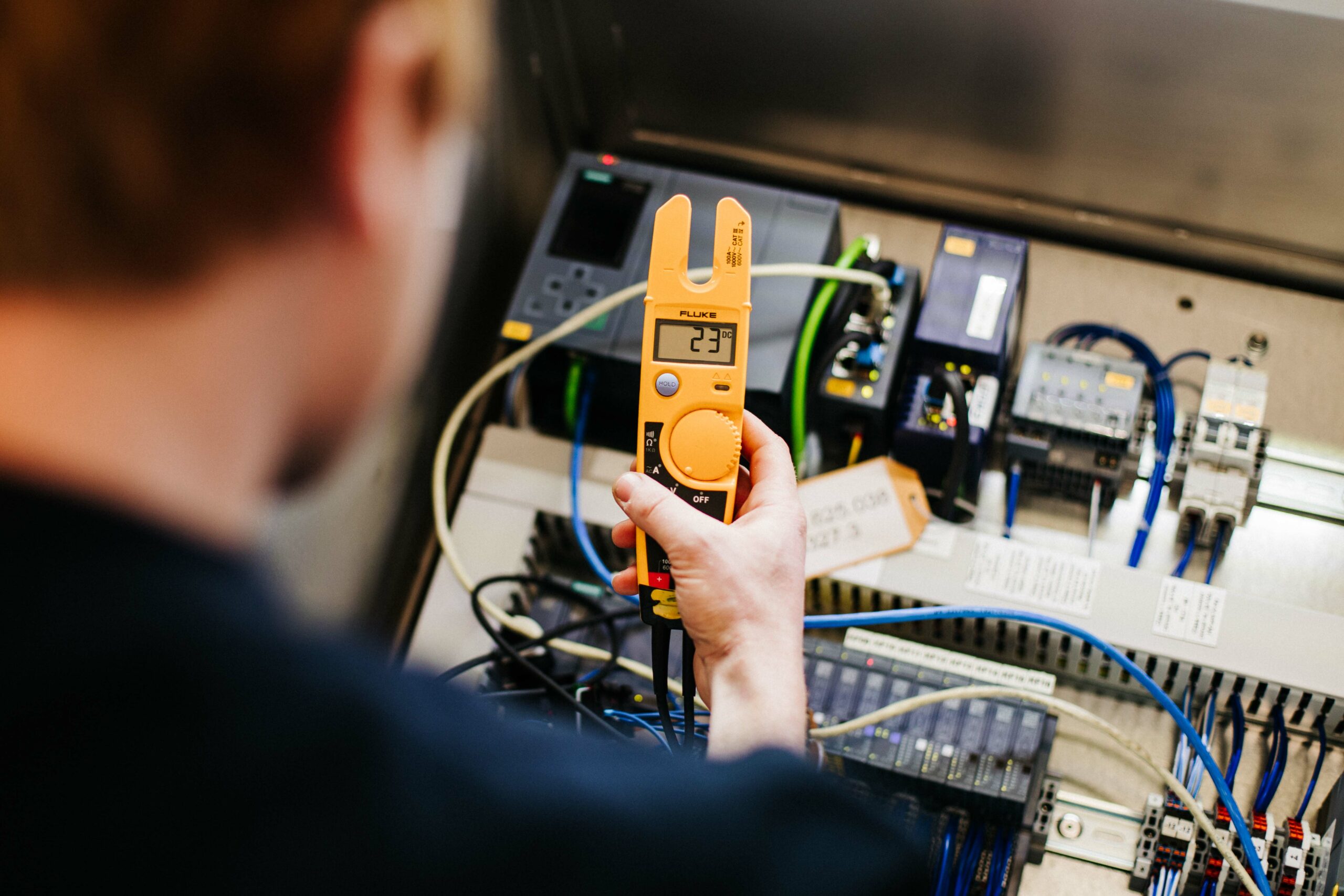 Werken met je handen in de elektrotechniek.